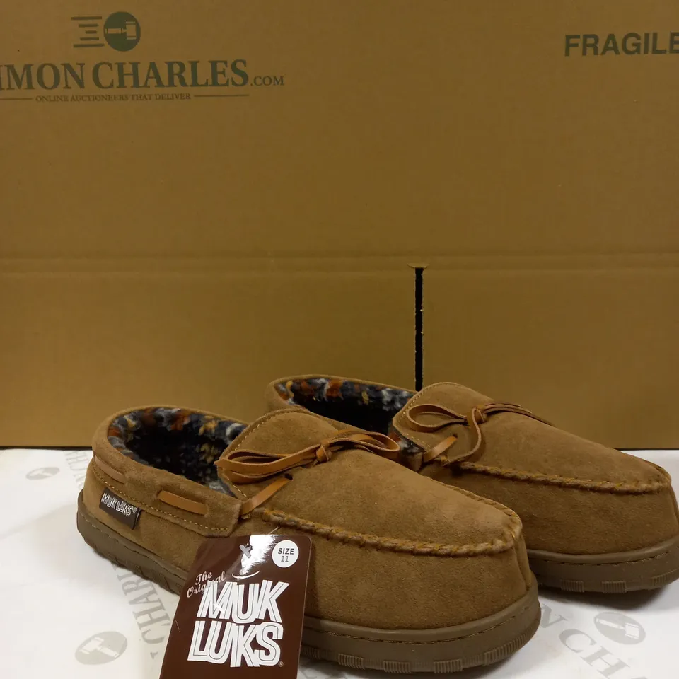 MUK LUKS MENS TAN SLIP ON SHOES - SIZE 10.5/11