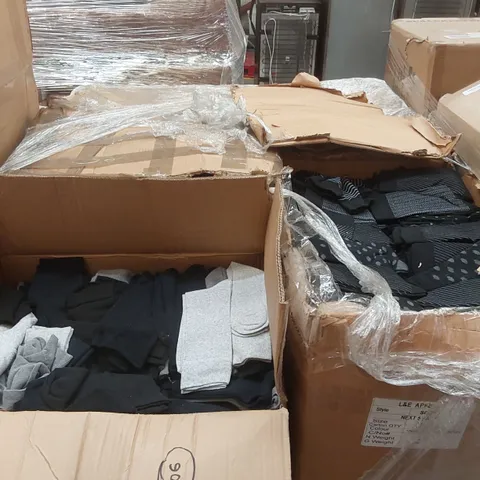 PALLET CONTAINING A VERY LARGE QUANTITY OF ASSORTED SOCKS
