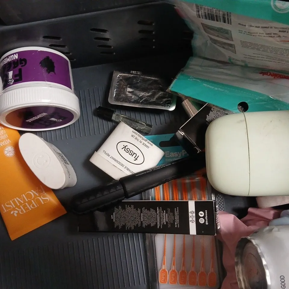 APPROX 12 ASSORTED BEAUTY PRODUCTS TO INCLUDE GARNIER MICELLAR WATER, MANSCAPED DEODORANT, MUSTELA CLEANSING WATER, ETC 