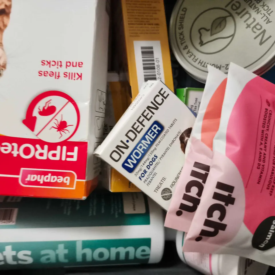 APPROXIMATELY 20 ASSORTED PET SUPPLY ITEMS TO INCLUDE PET SKIN SOOTHING SPRAY, ETC