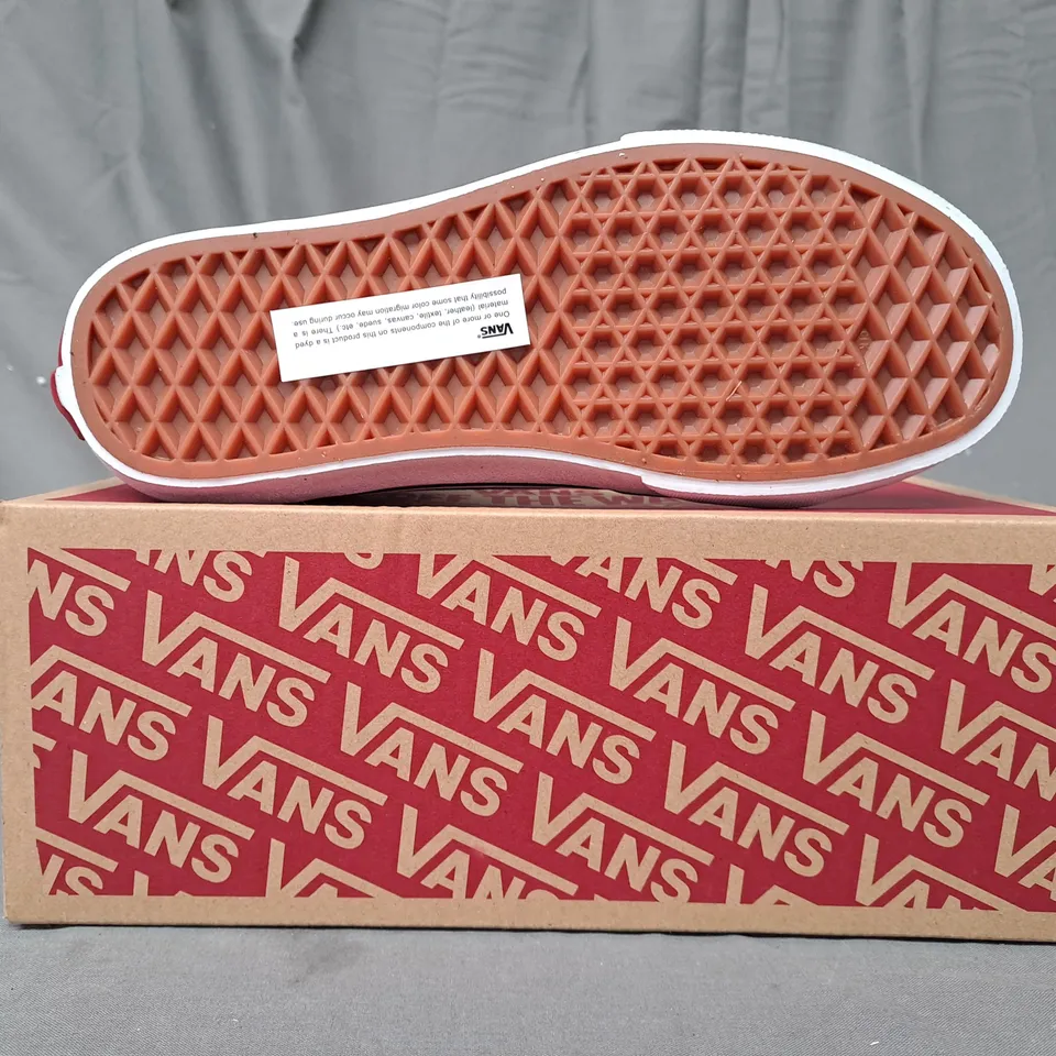 BOXED PAIR OF VANS FILMORE HI SHOES IN BLACK/WHITE UK SIZE 4