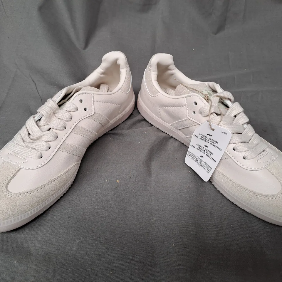 PAIR OF ADIDAS SAMBA SHOES IN CREAM UK SIZE 5