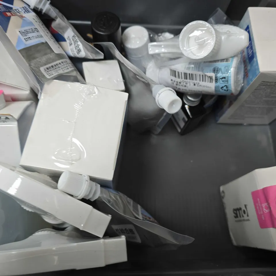 APPROXIMATELY 10 ASSORTED ITEMS TO INCLUDE - SMOL WASHING UP LIQUID , DEFROSTING AGENT  , TOPROSE FUNGUS ETC
