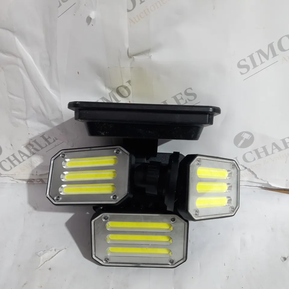 BOXED BELL & HOWELL 300 LUMENS BIONIC FLOODLIGHT