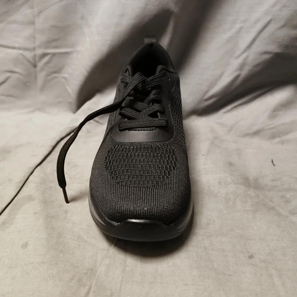 BOXED PAIR OF UNBRANDED SHOES IN BLACK SIZE UK 5.5