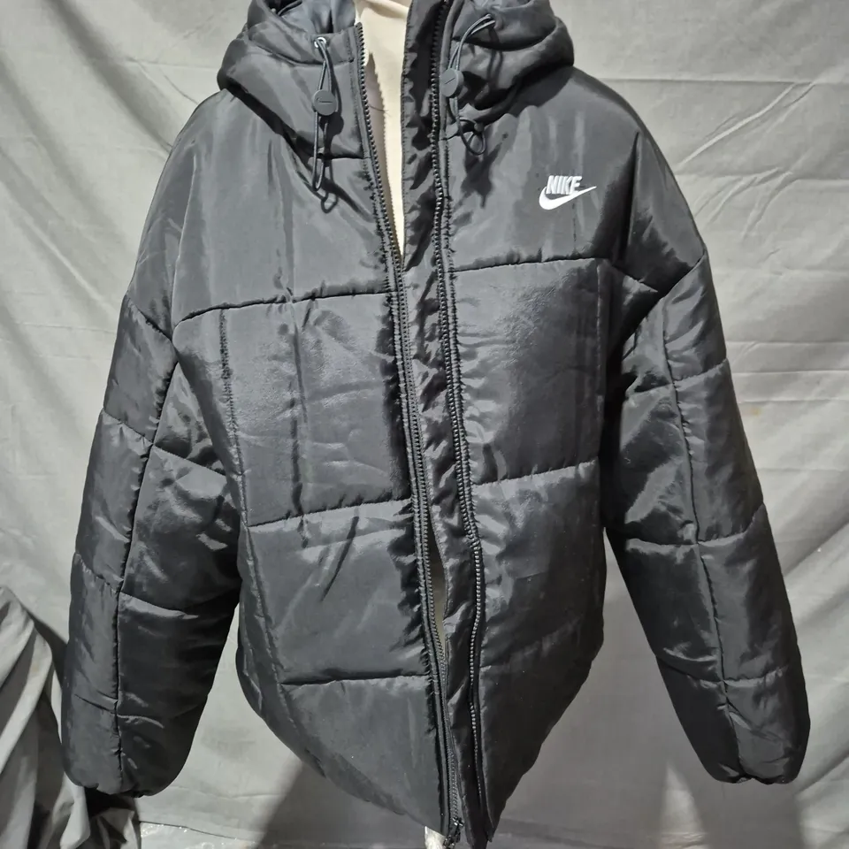 NIKE THERMA-FIT WOMEN'S HOODED PUFFER COAT IN BLACK SIZE MEDIUM