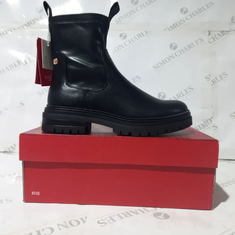 BOXED PAIR OF XTI ANKLE BOOTS IN BLACK EU SIZE 38