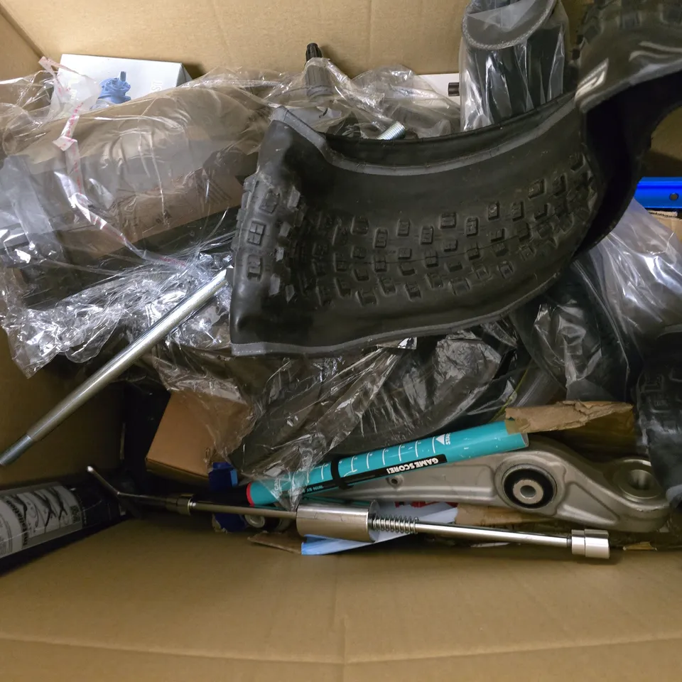 BOX OF APPROXIMATELY 25 ASSORTED ITEMS TO INCLUDE - CAR SEAT COOLING FAN , PLASTIC RENOVATE CREAM , WEATHER RESISTANT BIKE MOUNT ETC