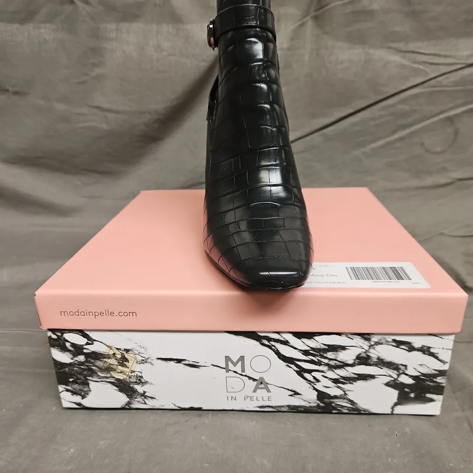 BOXED PAIR OF MODA IN PELLE KAMINA BLACK TOE BOOTS - SIZE 40