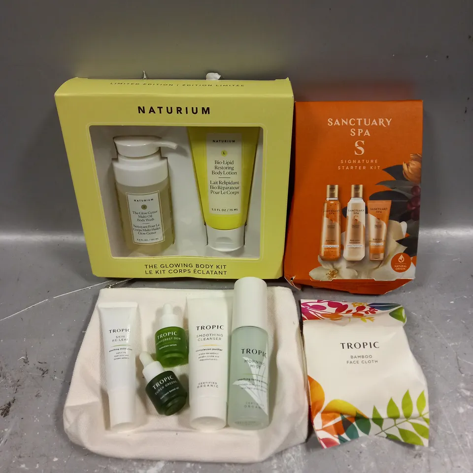 LOT OF 3 ASSORTED COSMETIC BOXSETS TO INCLUDE - NATURIM GLOWING BODY KIT - SANCTUARY SPA SIGNATURE STARTER KIT - TROPIC SKINCARE COLLECTION