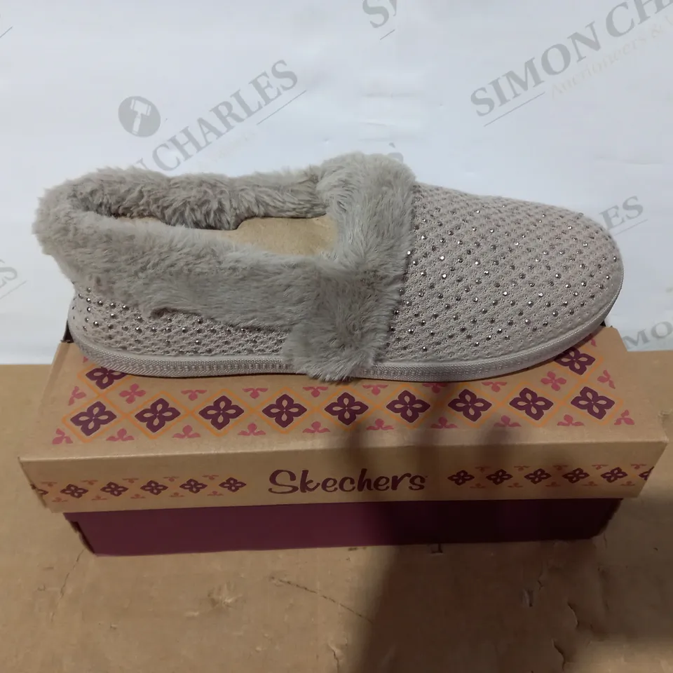 BOXED PAIR OF SKECHERS SLIPPERS- SIZE 8
