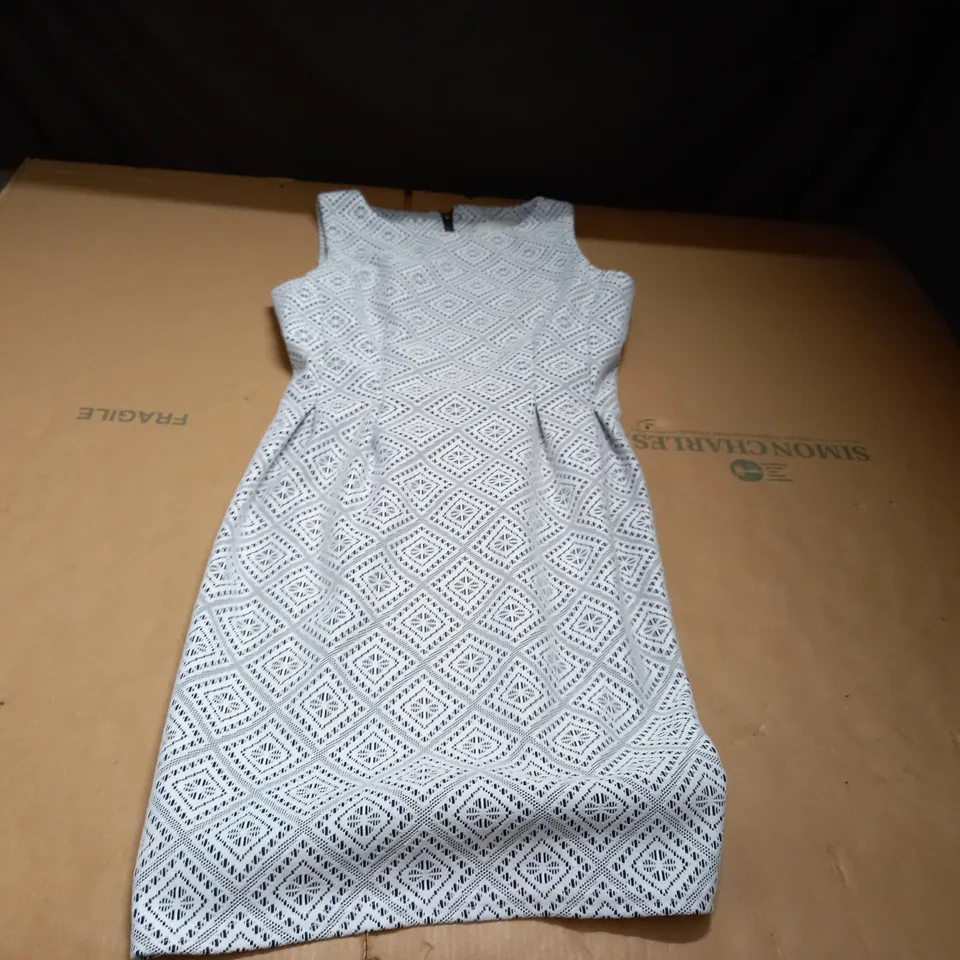 IN THE STYLE OF ALMARI WHITE/BLUE CHEQUARED SLEEVELES ZIP BACK DRESS SIZE 12
