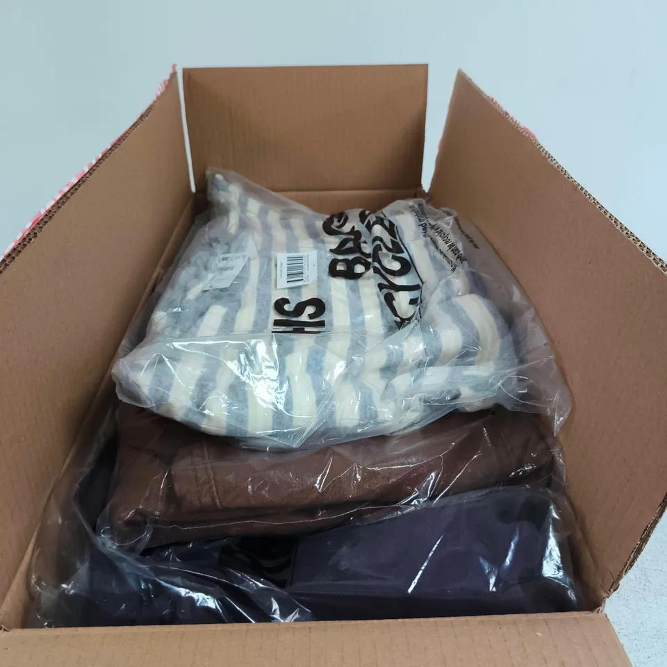BOX OF APPROXIMATELY 20 ASSORTED CLOTHING ITEMS TO INCLUDE CROPPED FLEECE SWEATSHIRT, GARAGE JACKET ETC