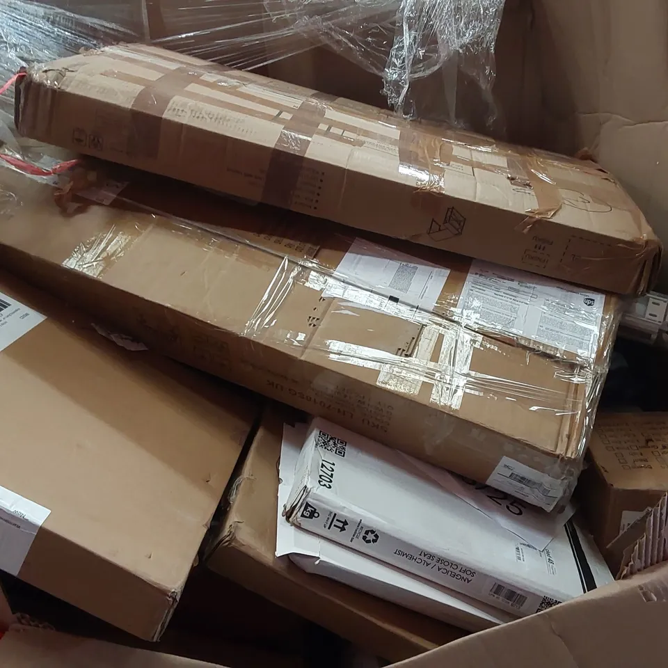 PALLET OF ASSORTED HOUSEHOLD GOODS AND PRODUCTS TO INCLUDE; GAMING/OFFICE CHAIR, BLINDS, RUBBISH BIN, COMPUTER DESK WITH SHELVES, BOXED FURNITURE ETC 