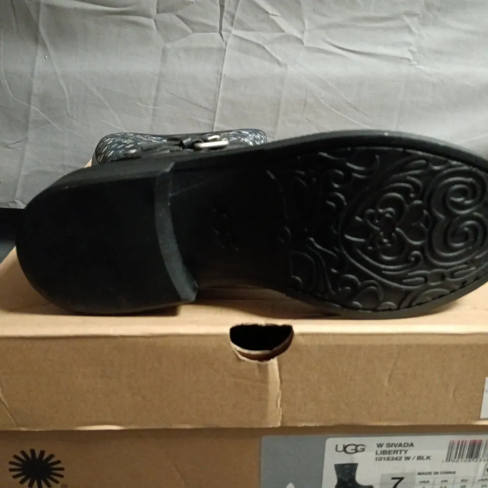 BOXED PAIR OF UGG SIVADA BOOTS - UK SIZE 5.5