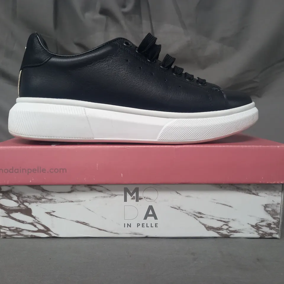 BOXED PAIR OF MODA IN PELLE BRIDGETTE TRAINERS IN BLACK SIZE 7