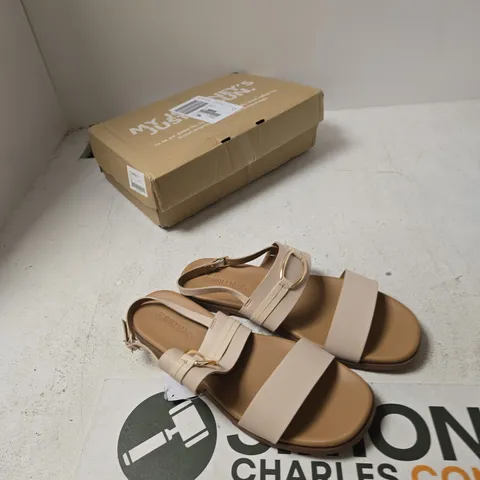 JD WILLIAMS BEIGE STRAPPY SANDALS WITH GOLD BUCKLE – WOMEN'S UK9