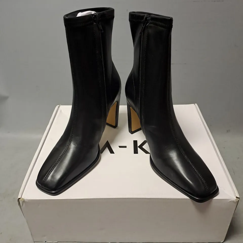 BOXED PAIR OF NA-KD SLIM HEELED ANKLE BOOT IN BLACK SIZE 4