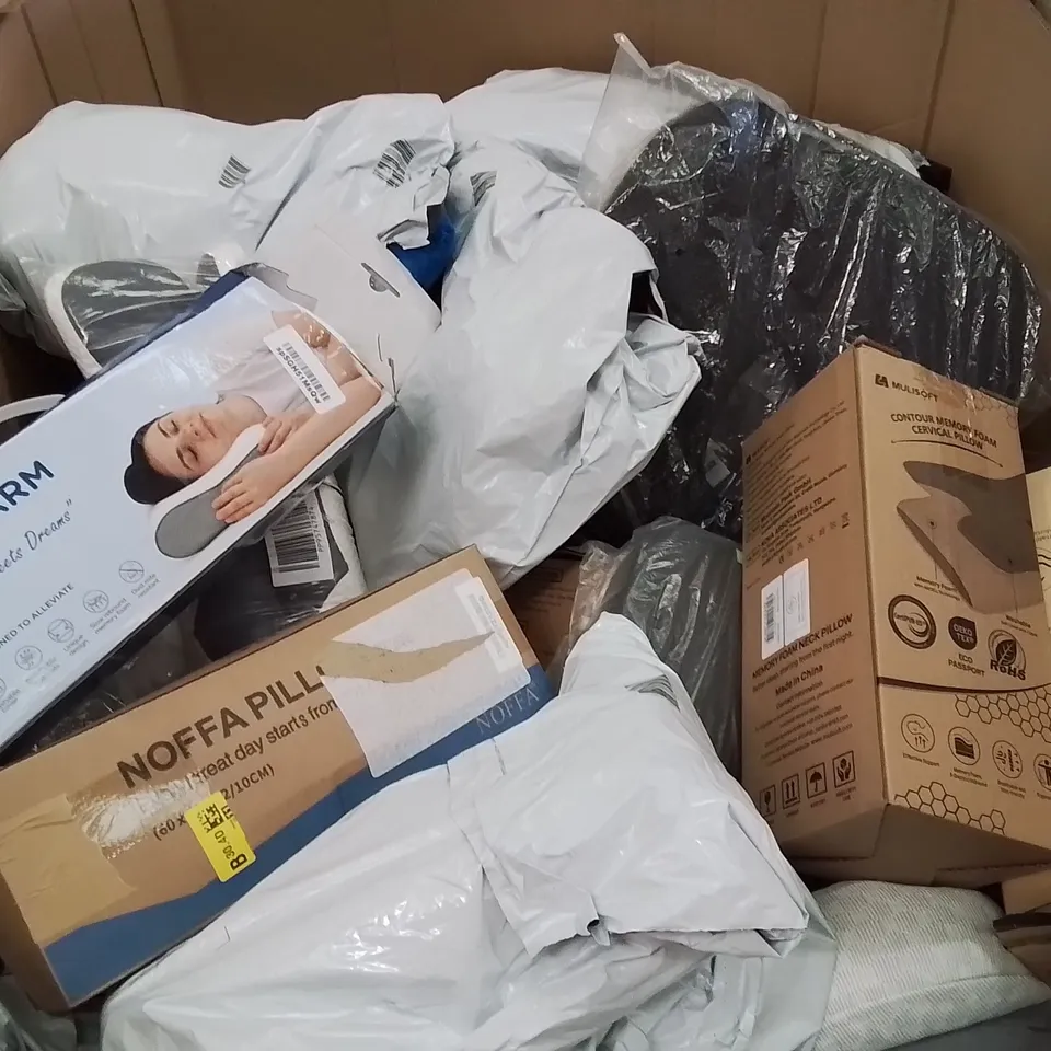 PALLET CONTAINING LARGE AMOUNT OF SUPPORT PILLOWS CUSHIONS AND SOFT FURNISHINGS 