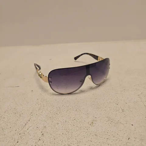 GUESS SUNGLASSES – GOLD-TONE FRAME, TORTOISESHELL ARMS, GRADIENT LENSES