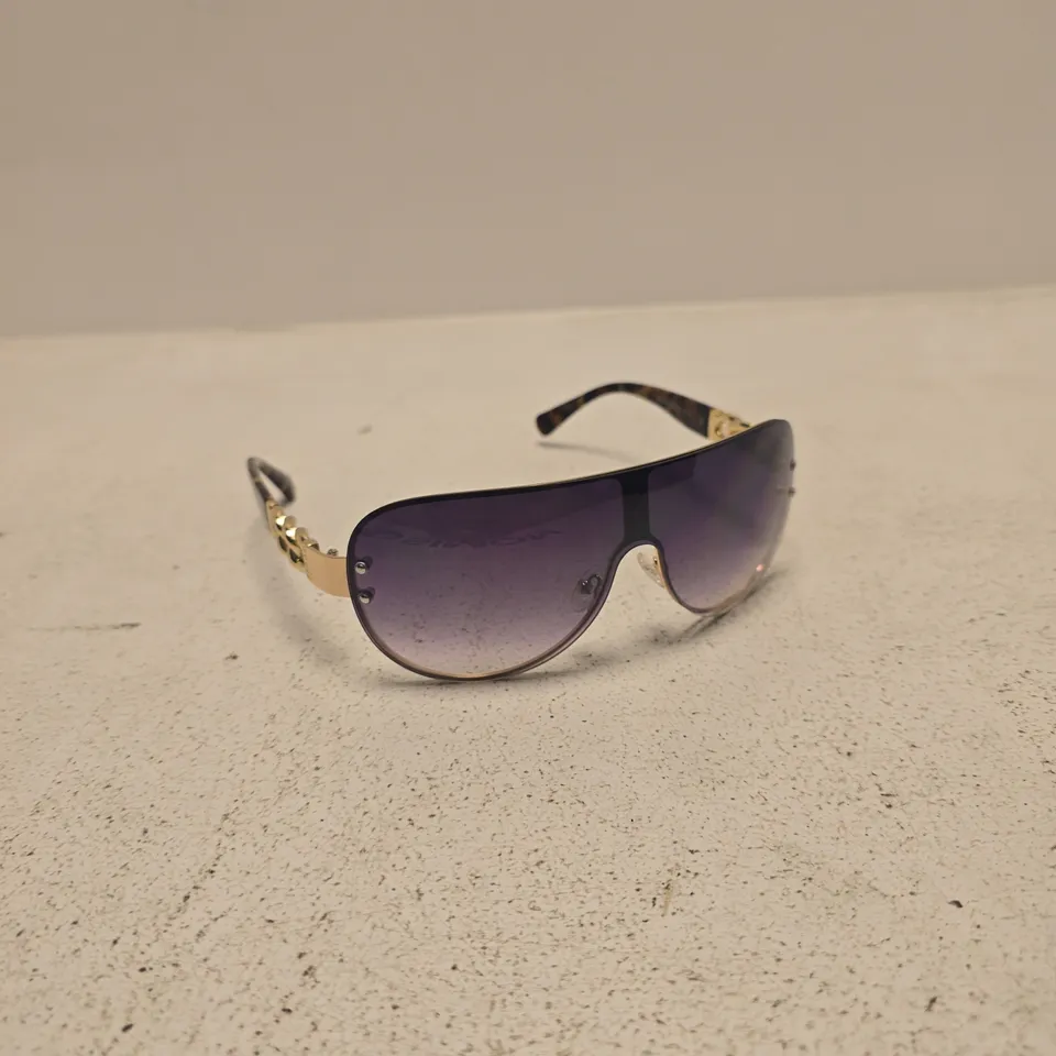 GUESS SUNGLASSES – GOLD-TONE FRAME, TORTOISESHELL ARMS, GRADIENT LENSES 