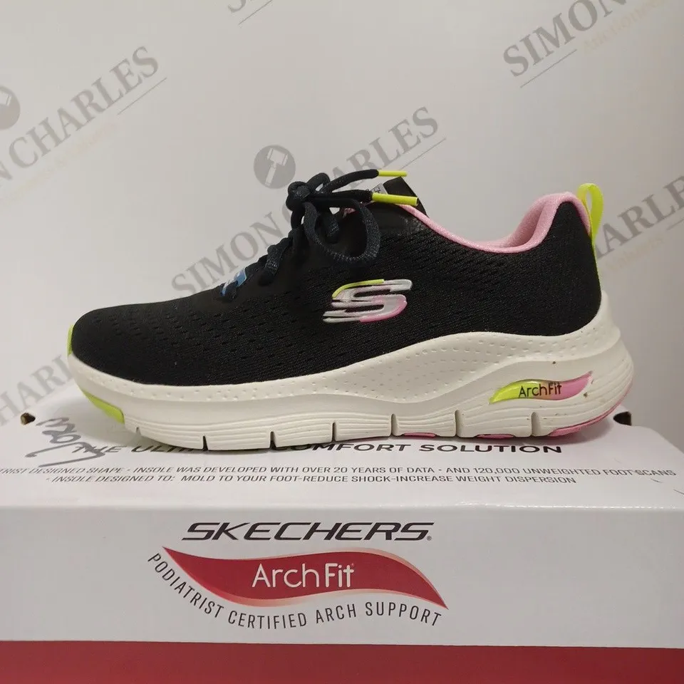 BOXED SKECHERS ARCH FIT MESH UPPER TRAINERS, BLACK - SIZE 3 