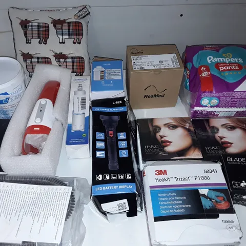 LARGE QUANTITY OF ASSORTED HOUSEHOLD ITEMS TO INCLUDE BLADE RUNNER AQUARIUM CLEANER, USB CHARGE FLASHLIGHT AND CHLORINE TABLETS