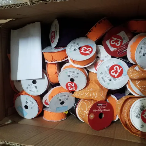 PALLET CONTAINING ASSORTED HALLOWEEN DECORATIONS & PRODUCTS INCLUDING PLUSH PUMPKINS, WIRE EDGE RIBBON & DECORATIVE JARS