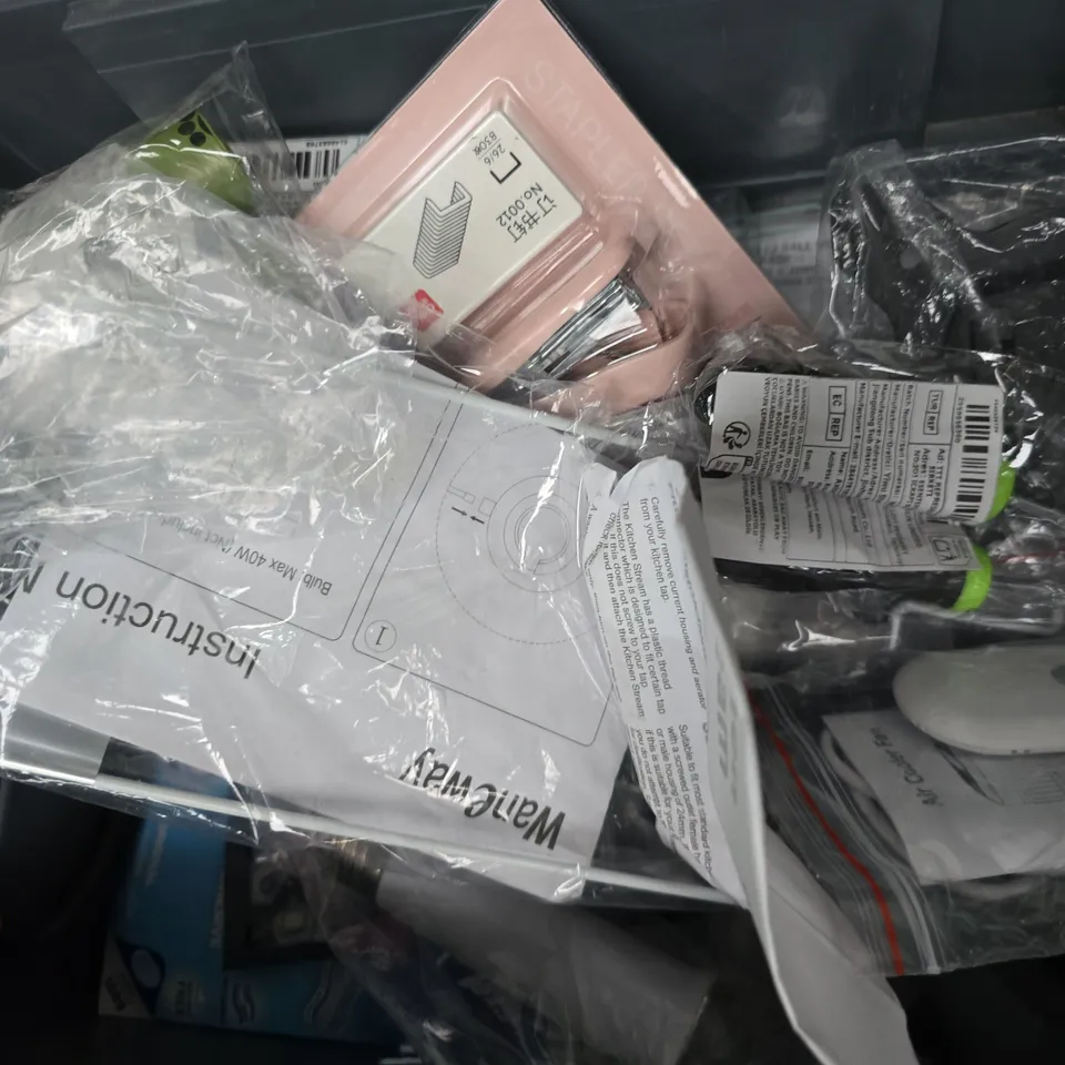 APPROXIMATELY 20 ASSORTED HOUSEHOLD ITEMS TO INCLUDE STAPLER SET, SMITH AND LOCKE GRADE 13 BALL BEARING HINGES, GEL PENS, ETC