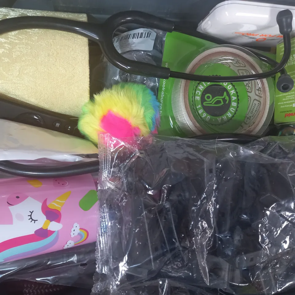 LOT OF APPROXIMATELY 15 ASSORTED HOUSEHOLD ITEMS TO INCLUDE SEATBELT BUCKLE, 6PC HEART CUTTER SET, DOUBLE MALE ADAPTER, ETC