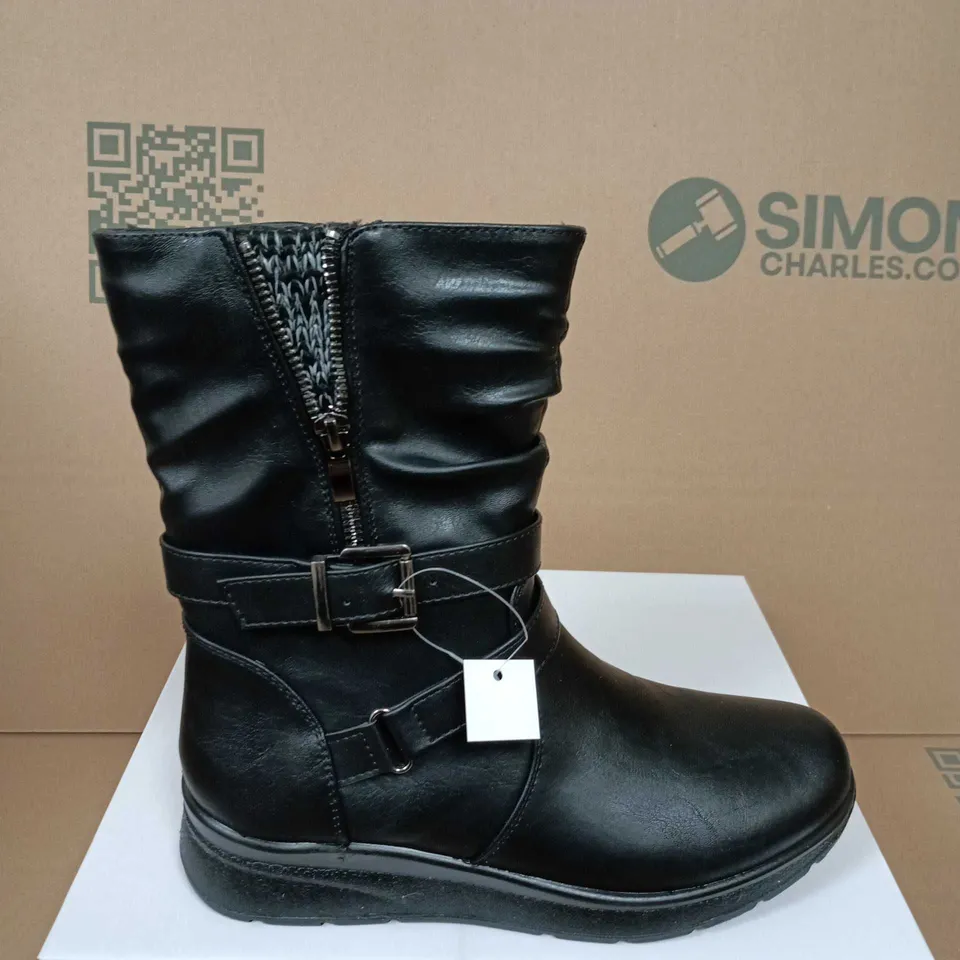 BOXED PAIR OF SHOES BY EMMA CATALINA BLACK LEATHER BOOTS, UK SIZE 4