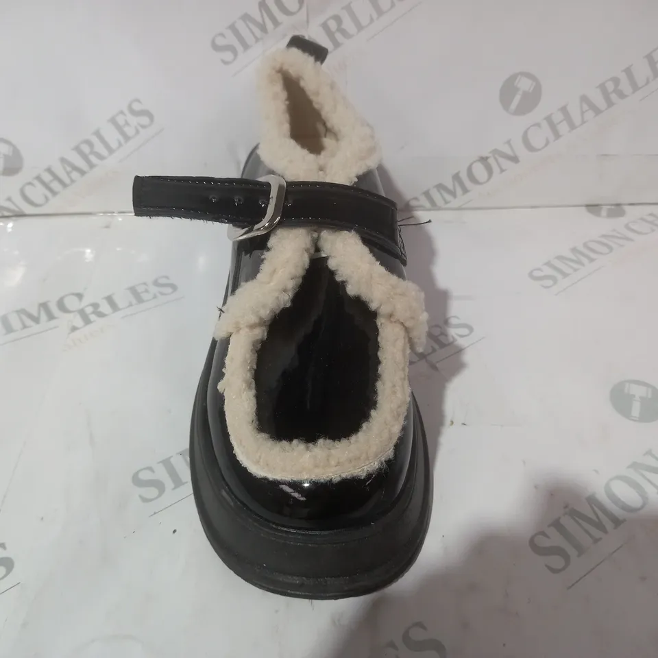 BOXED PAIR OF DESIGNER BLOCK HEEL FAUX FUR LINED SHOES IN BLACK EU SIZE 37