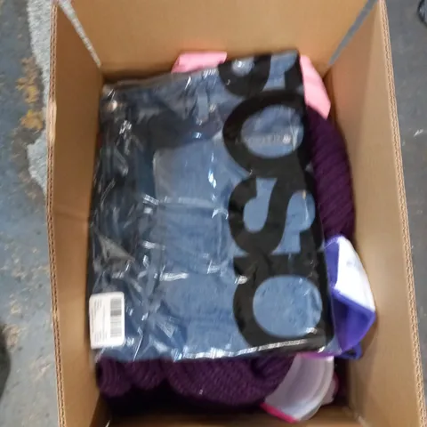 LOT OF ASSORTED CLOTHING ITEMS AND ACCESSORIES TO INCLUDE; T-SHIRTS, JUMPERS ETC