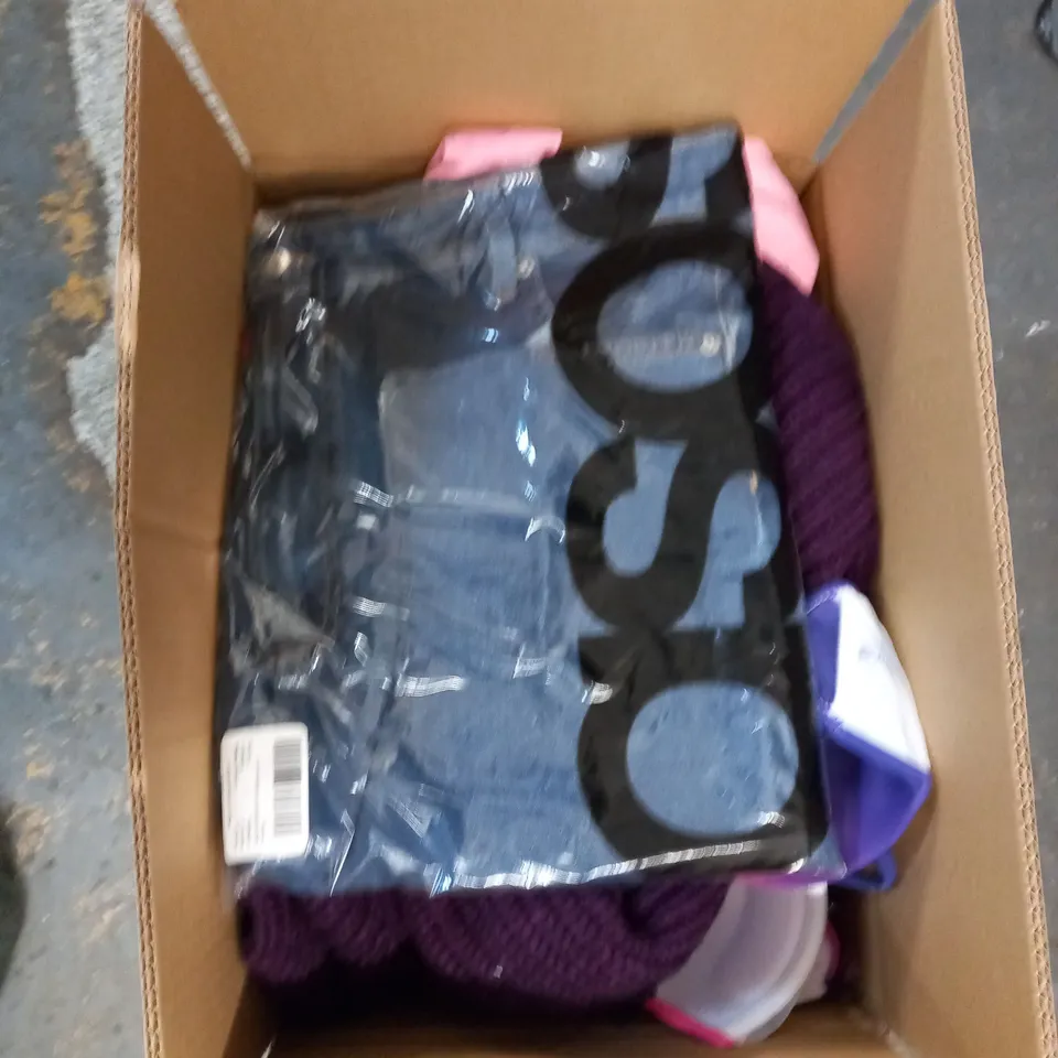 LOT OF ASSORTED CLOTHING ITEMS  AND ACCESSORIES TO INCLUDE; T-SHIRTS, JUMPERS ETC