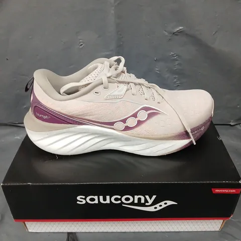 BOXED PAIR OF SAUCONY TRIUMPH 22 WOMENS TRAINERS - 6