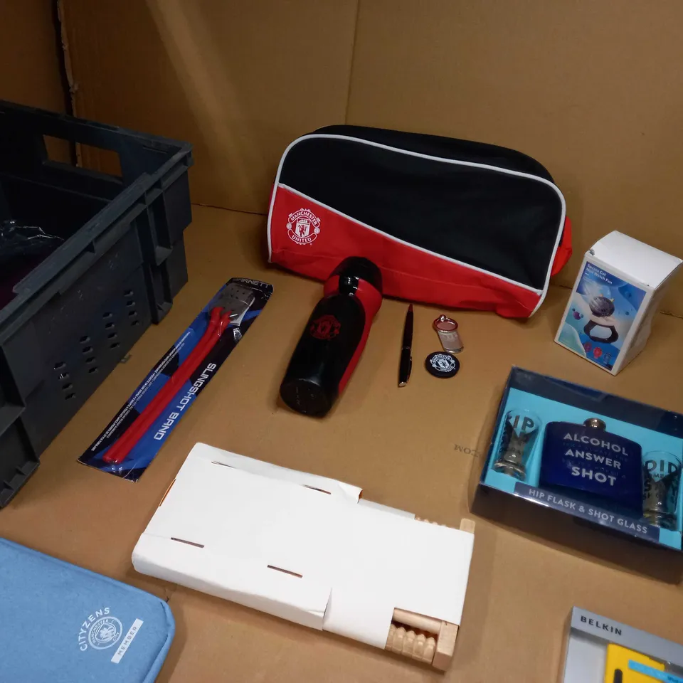 LOT OF APPROX 6 ASSORTED HOUSEHOLD/GIFT RELATED ITEMS TO INCLUDE: SLING SHOT, HIP FLASK, BELKIN SLIDELOCK  PROTECT