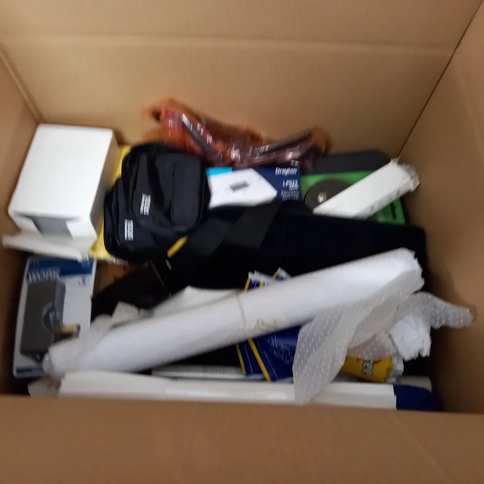 LARGE QUANTITY OF ASSORTED HOUSEHOLD ITEMS TO INCLUDE SHOWER CURTAIN, OCEAN BOTTLES AND PROGRAMMABLE TIMER