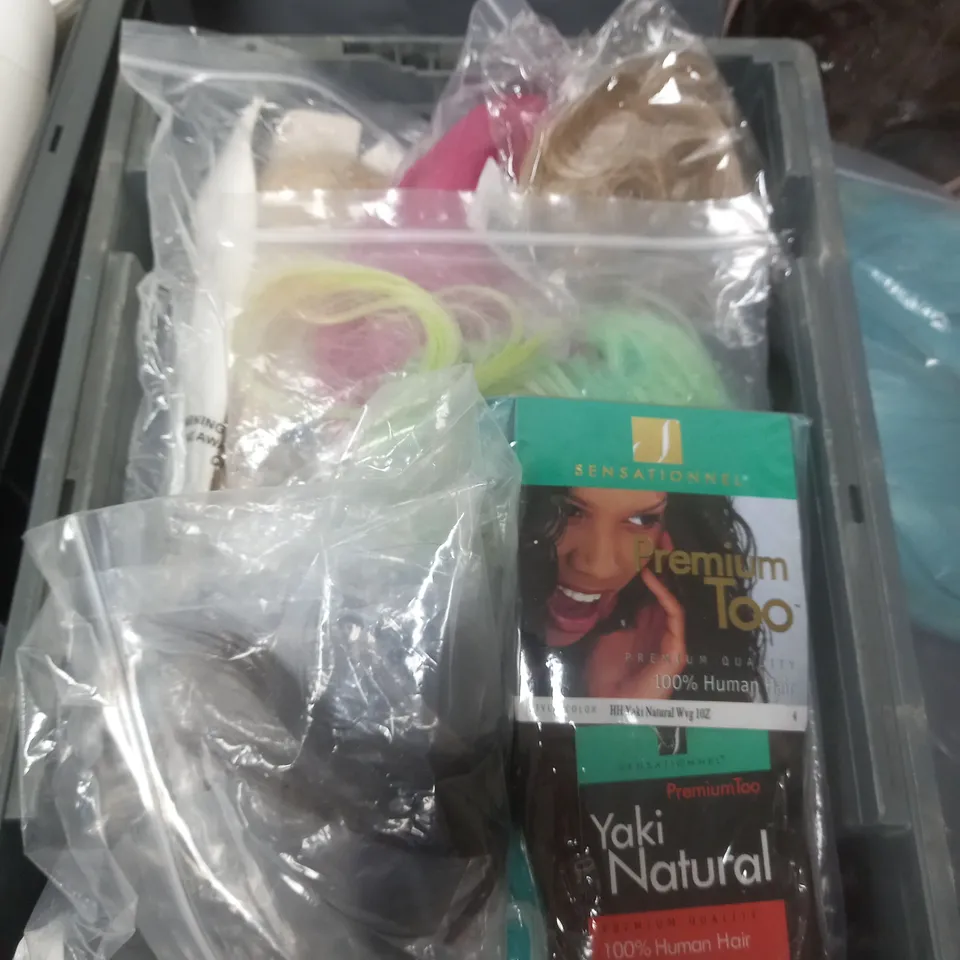APPROXIMATELY 20 ASSORTED WIGS AND HAIR PIECES. VARIOUS COLOURS AND STYLES
