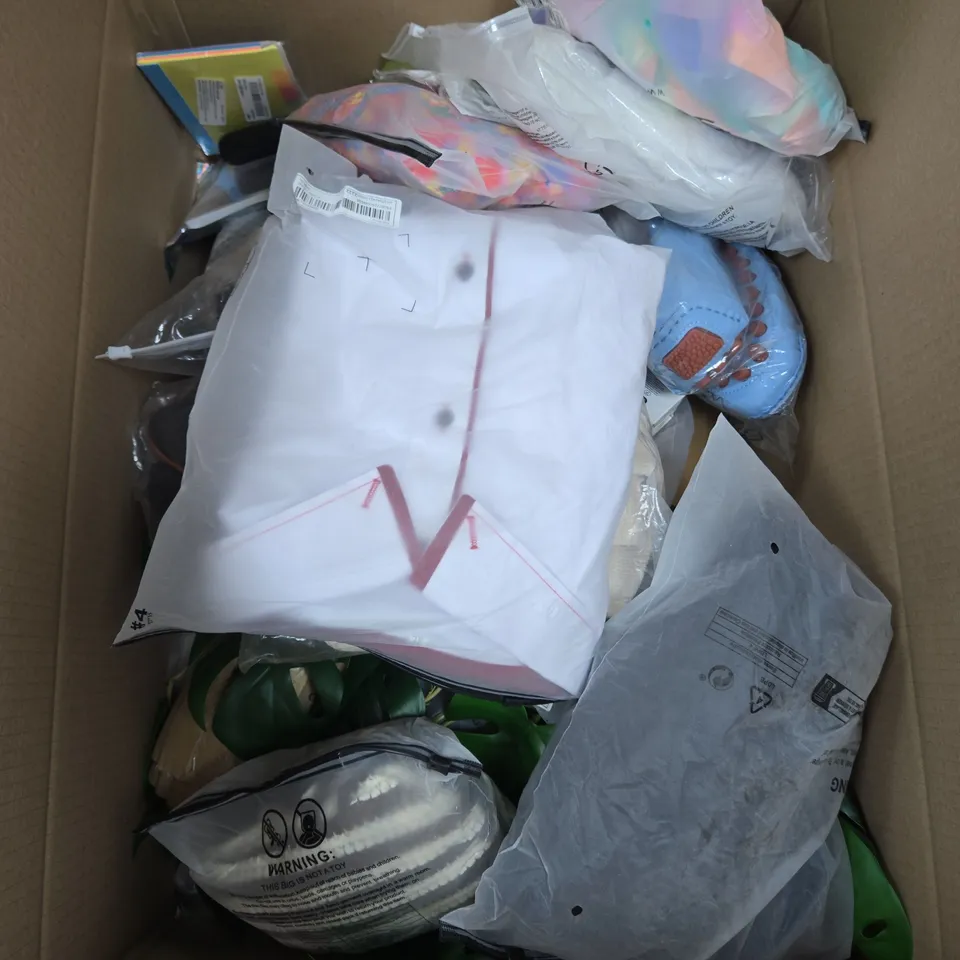 BOX OF APPROXIMATELY 15 ASSORTED ITEMS INCLUDING FALSE EYELASHES, SPOOLIES AND HIGH HEELS