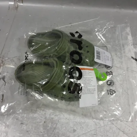 BAGGED PAIR OF CROCS BAYA CLOG ARMY GREEN UK C10
