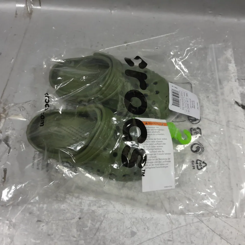 BAGGED PAIR OF CROCS BAYA CLOG ARMY GREEN UK C10 
