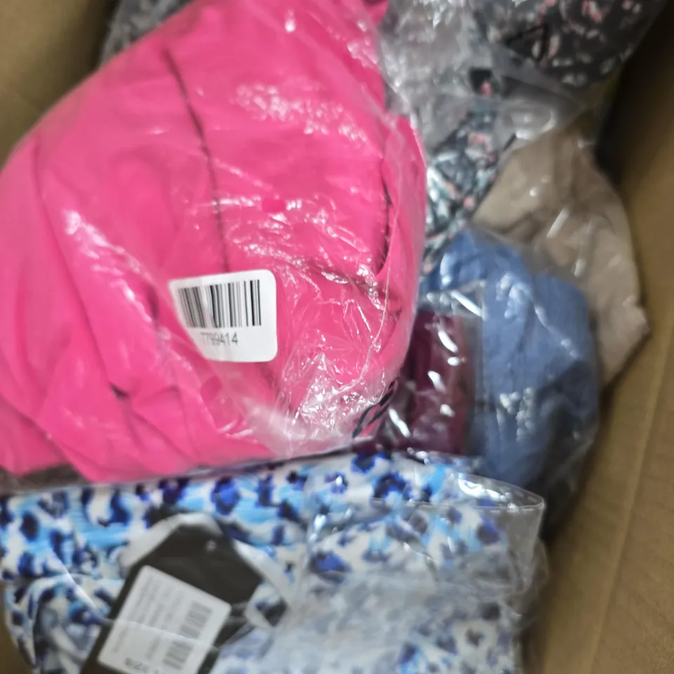 APPROX 20 ASSORTED ITEMS OF CLOTHING IN VARIOUS SIZES TO INCLUDE TOPS, JUMPERS, ETC 