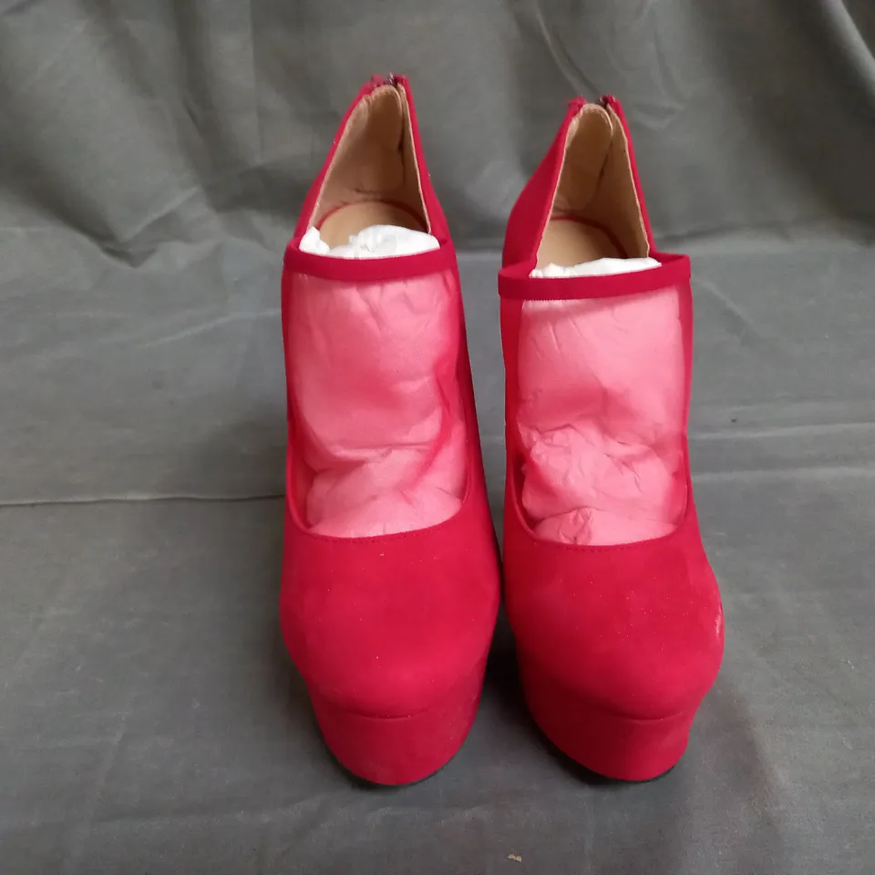 APPROXIMATELY 9 PAIRS OF MODERN RUSH RED SUEDE HEELED PLATFORM SHOES IN VARIOUS SIZES TO INCLUDE SIZE 6.5