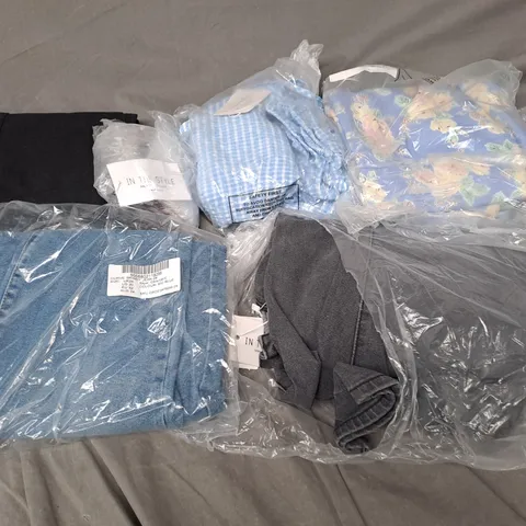 APPROXIMATELY 20 ASSORTED CLOTHING ITEMS IN VARIOUS STYLES AND SIZES 