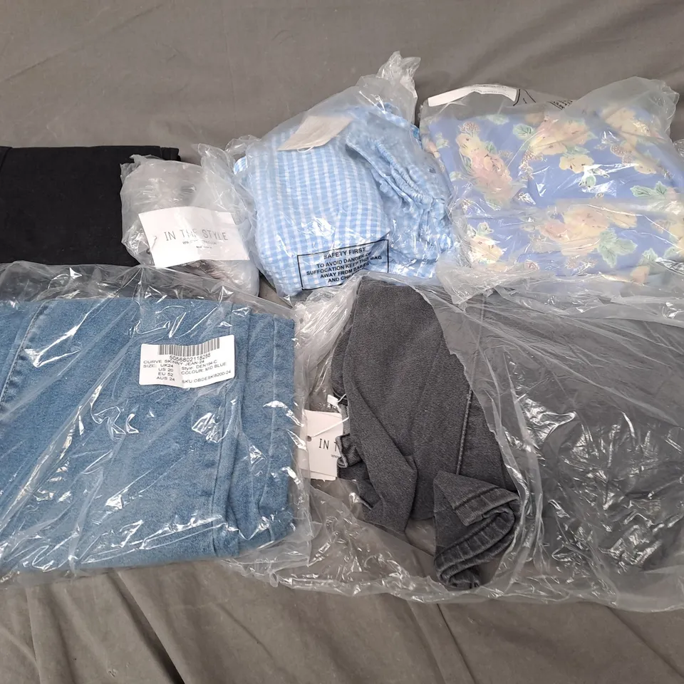 APPROXIMATELY 20 ASSORTED CLOTHING ITEMS IN VARIOUS STYLES AND SIZES 