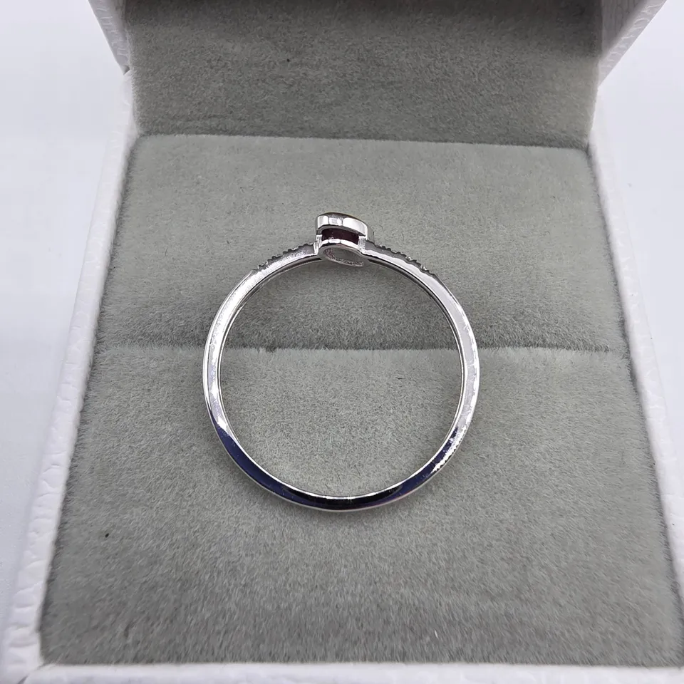 18CT GOLD RING WITH AN OFFSET OVAL CUT RUBY & NATURAL DIAMONDS TO THE SHOULDER