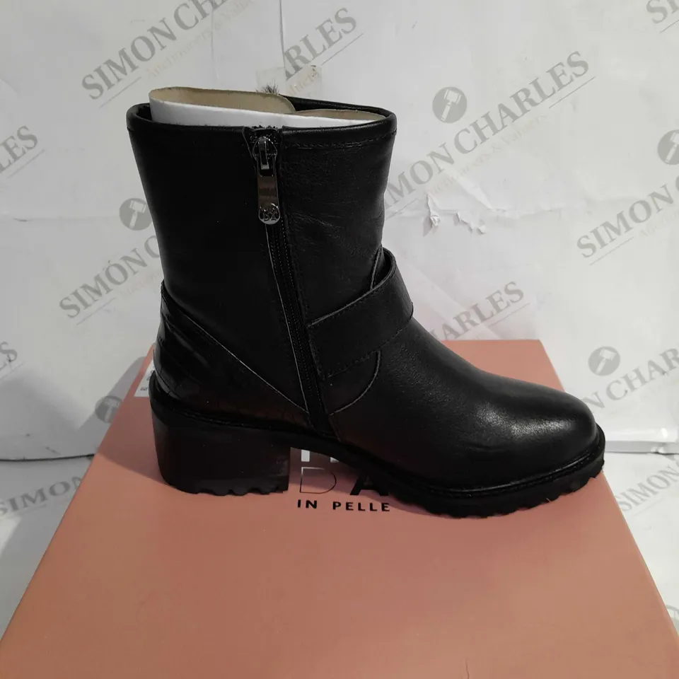 BOXED MODA IN PELLE CORNELIA BIKER BOOTS, BLACK - SIZE 5