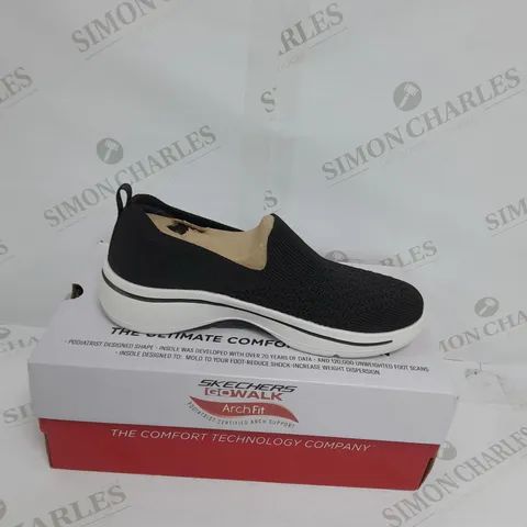 BOXED SKECHERS GO WALK ARCH FIT DELORA SLIP ON TRAINERS, BLACK - SIZE 3