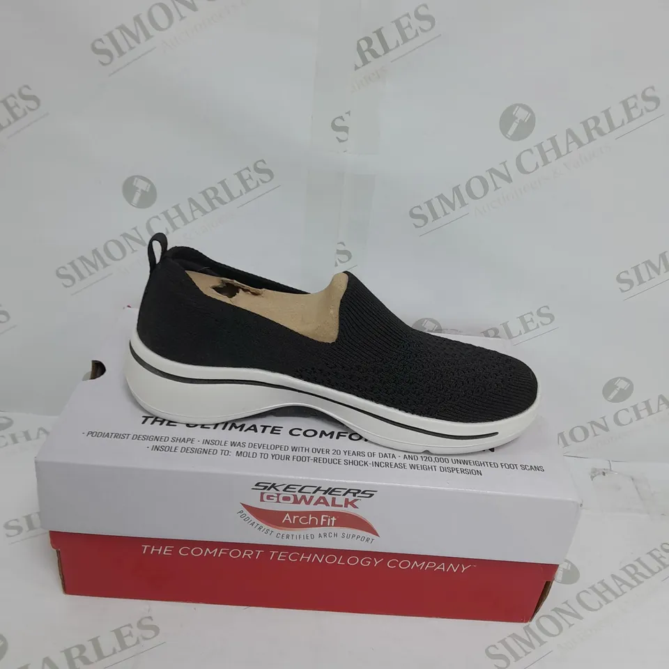 BOXED SKECHERS GO WALK ARCH FIT DELORA SLIP ON TRAINERS, BLACK - SIZE 3