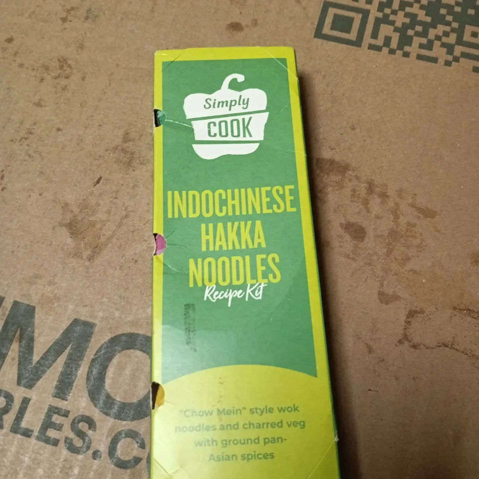 APPROXIMATELY 11 ASSORTED DRINK & FOOD ITEMS INCLUDING HAKKA NOODLES RECIPE AND ROBINSONS FRUIT SHOOT 